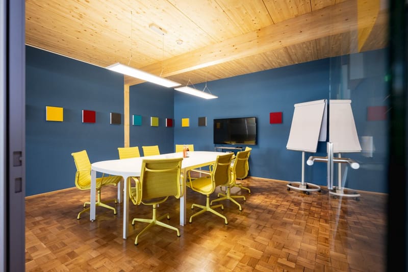 Konferenzraum I – Besprechungsraum mit gelben Stühlen