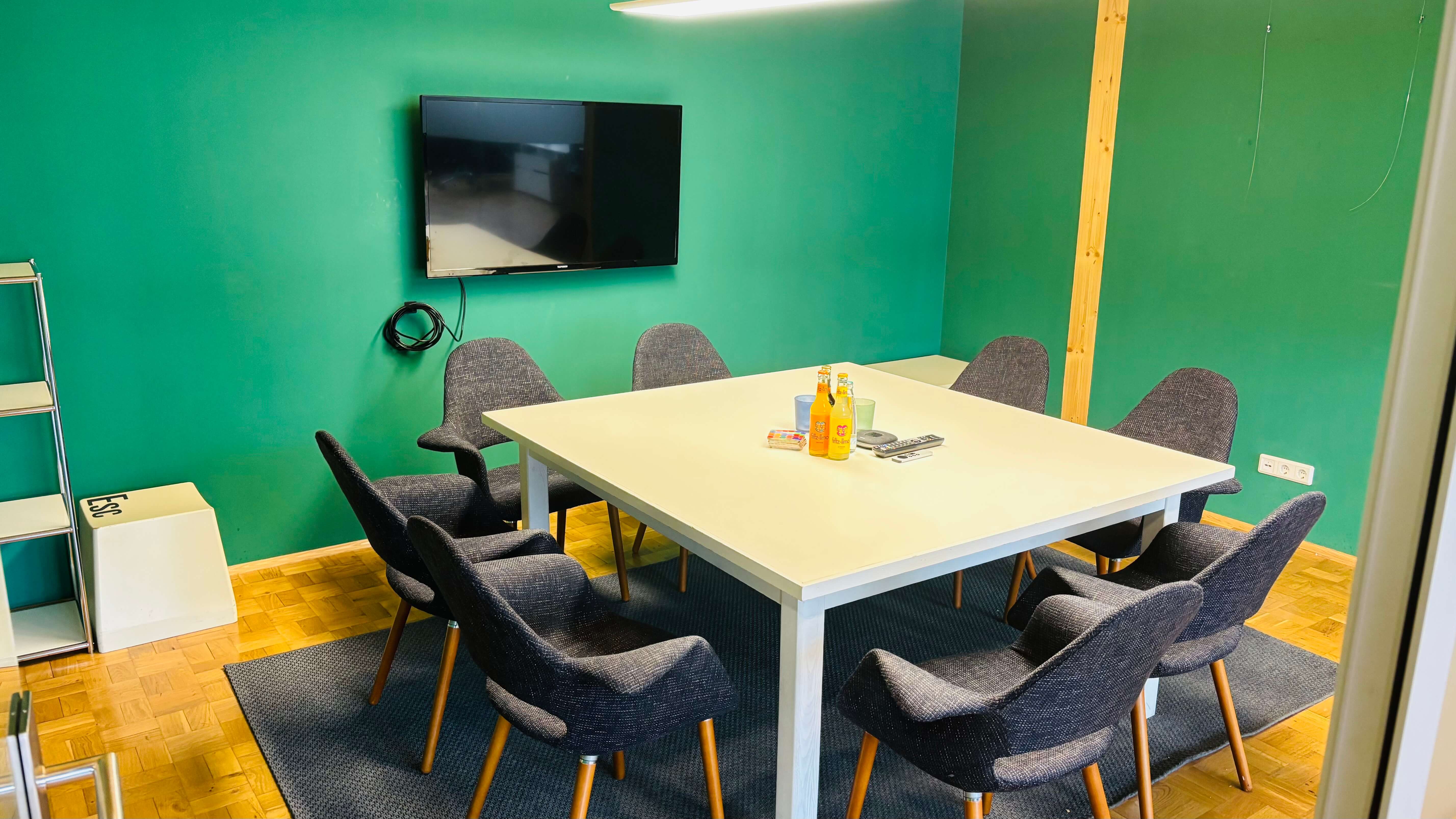 Konferenzraum II – Workshopraum mit TV und Flipchart